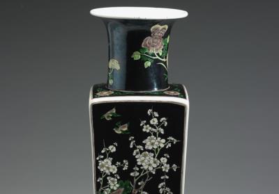 图片[3]-Square vase decorated with flower-and-bird pattern in three-color glaze of famille noire on a black ground, Qing dynasty, Kangxi reign (1662-1722)-China Archive